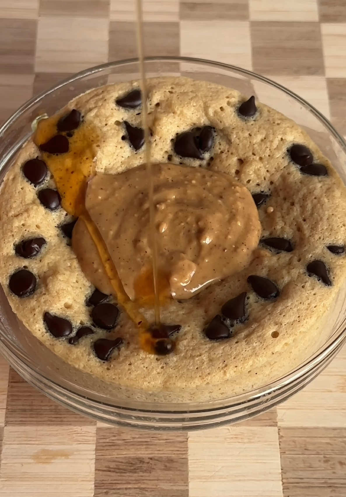 All of my recipes are also Instagram as well, same handle! Protein pancake bowl!  Ingredients 1/2 cup protein pancake mix I used @KodiakCakes  1/2 scoop @Flex Brands vanilla protein powder (discount code MARIANNA15) 1 egg 1/2 a banana 1/2 cup almond milk 1 tbsp dark chocolate chips Optional: peanut butter and sugar free maple syrup  Instructions: 1. Add all ingredients to a bowl except chocolate chips and whisk together until smooth.  2. Transfer to a microwave safe bowl and top with chocolate chips. Microwave for 3 minutes (checking every minute to make sure it doesn’t over flow). 3. Let cool then add toppings and enjoy! #sweettreats #healthyrecipes #highprotein #proteinpancakes 