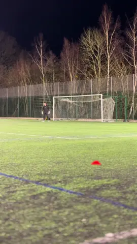 Who noticed the one cross easiest for the keeper to claim? Why was it easier for him? #footballtiktok #pov #footballer #fyppp #fyp #ryanthomas #defensivel0l #nonleague #nonleaguefootball #f #defender #goalkeeper #whippage #99vision 