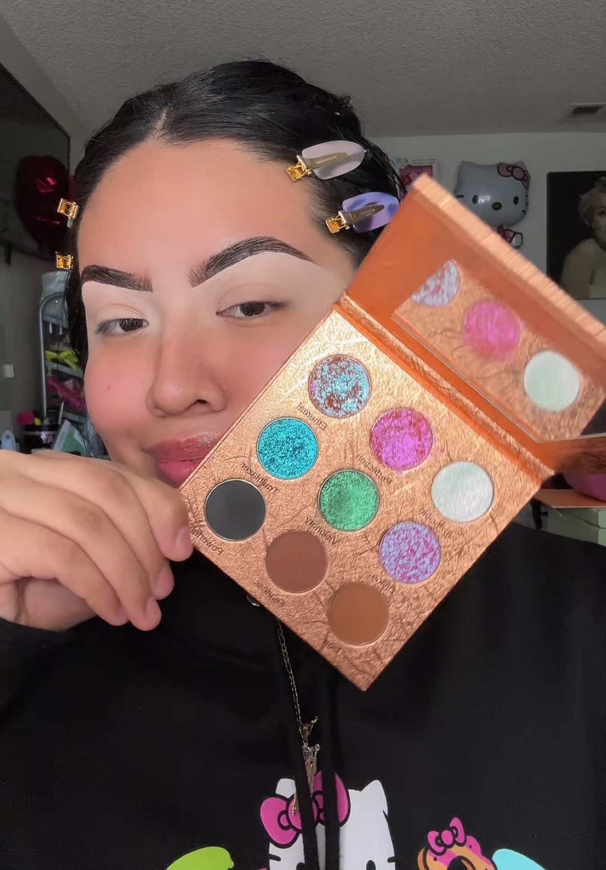 Shimmer is shimmering✨ @Adriana Nichole Cosmetics 😍  #eyeshadowpalette #adriananicholecosmetics #etherealeyeshadow #makeuppallet #fyp #womeninbuisness #duochrome #duochromeeyeshadow #glittereyeshadow #spacecowboy #shimmereyeshadow #viral