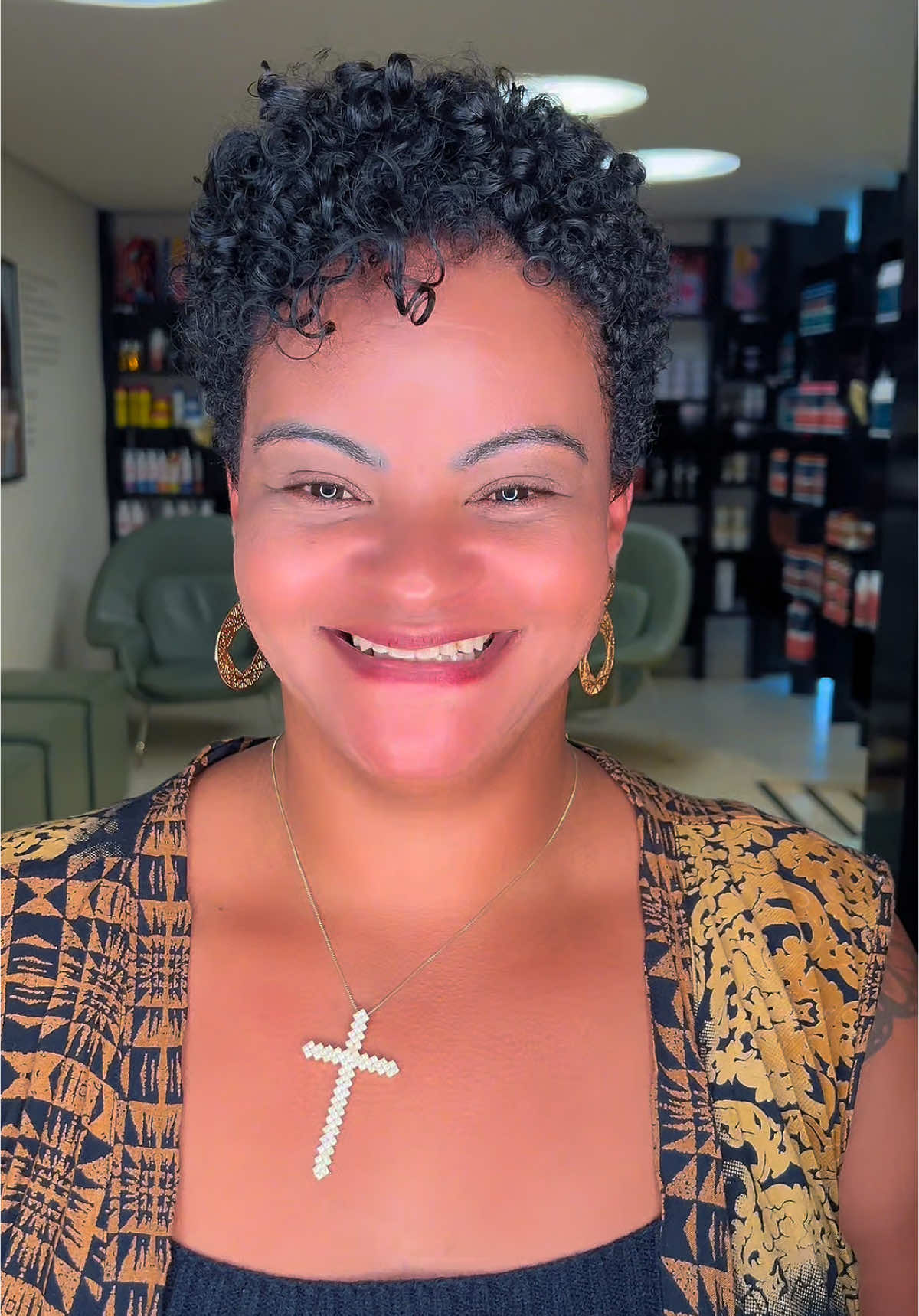 “Depois de mais de 30 anos de química, a Ângela tomou a decisão mais poderosa: se libertar e abraçar sua essência natural! ✂️✨ Aos 44 anos, ela deu um novo começo aos seus fios e à sua história. Uma transformação cheia de coragem e beleza! 🌿💚  Comente aqui o que achou!👇🏻💕 #LiberdadeNosCachos #TransiçãoCapilar #Raízesse”