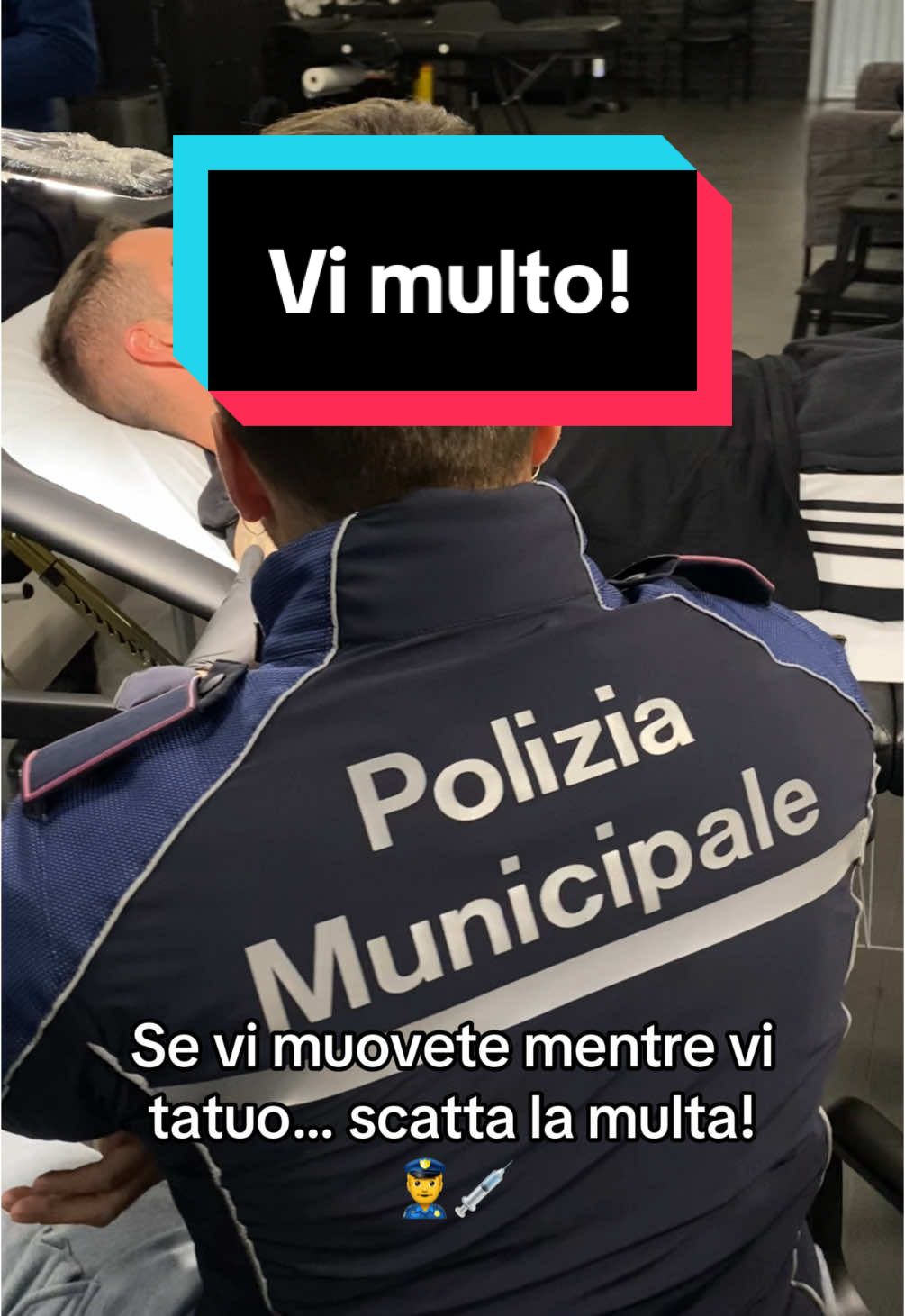 Se vi muovete mentre vi tatuo… scatta la multa! 👮‍♂️💉 #polizia #viral_video #tattoo #fyp