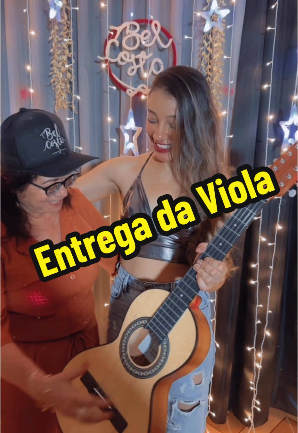 Foi feita a entrega da Viola (Severina) para a ganhadora da rifa. Uma rifa feita para ajudar na gravação do meu DVD.  Desde já obrigada a todos que participaram e me apoiaram. Gratidão ❤️‍🔥 #viola #violacaipira #musicasertaneja #tiktoklive 