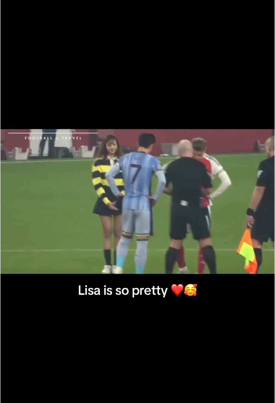 So pretty and cute #lisa #LISAxGuinnes #LISAxPremierLeague #lalisa #lilies #lloud #tottenham #arsenal #PremierLeague #fyp 