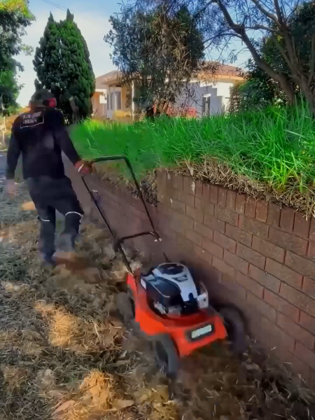 Such a relaxing work #garden #landscaping #lawncare #hedges #trimming #yardwork #jardin #gardencleaning #mowing #treeservice #treework #massfollowing 