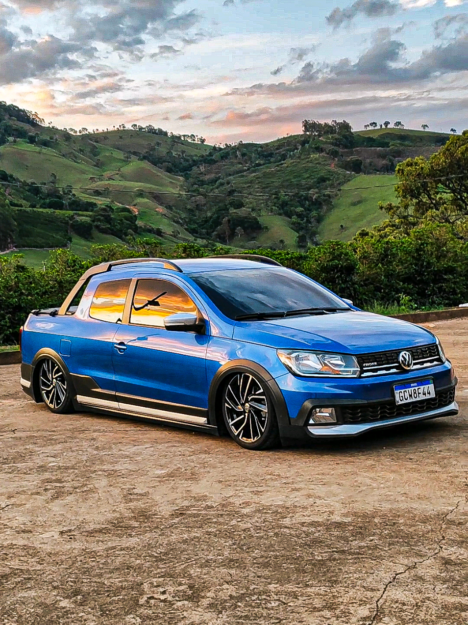 desfilando que fala 💙 . . . #blue #cinematography #cross #baixos #socados #saveiro #saveirocross #baixosvolks #crossg7 #roscaslim #fixa #suspensaoaar #choraboy #fy #fyp #foryoupage #vaiprofycaramba #viral #car #turbo #explorar #trend #viraltrend #edit #volks #jetta #audi 