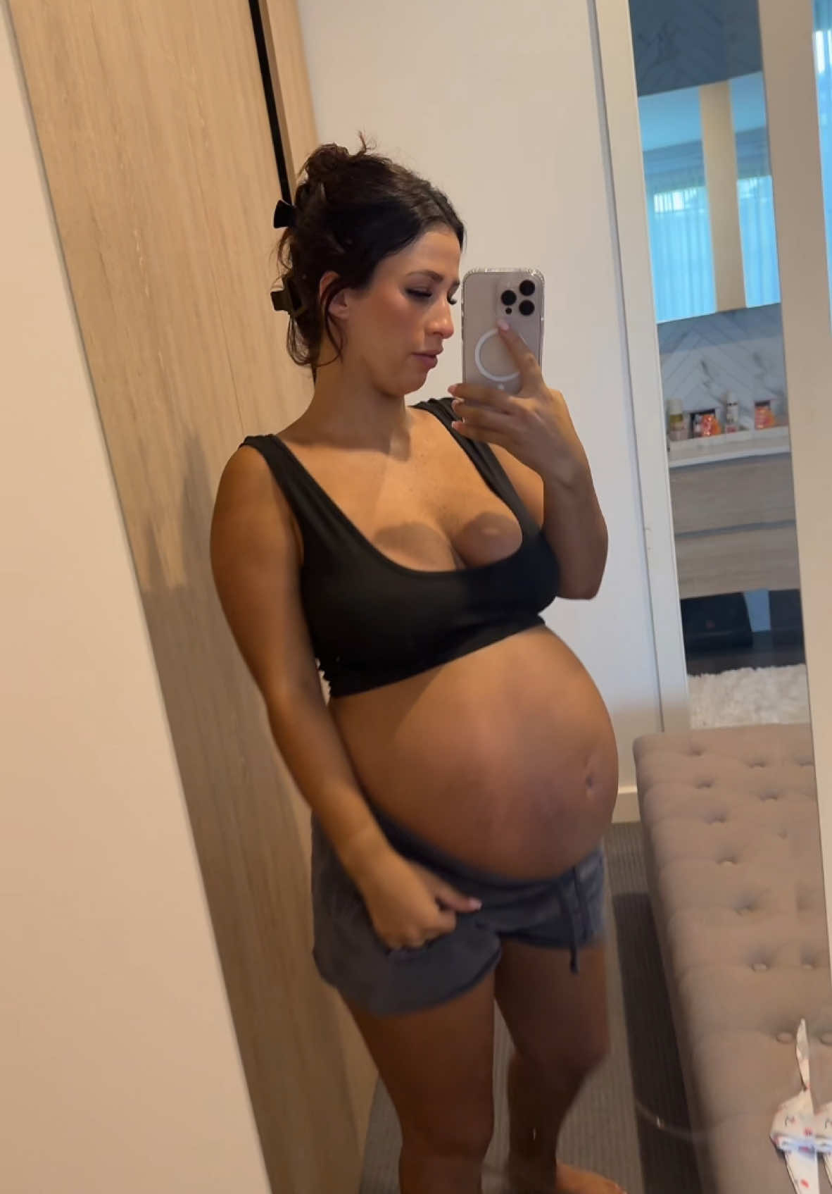 30 Weeks pregnant and ready for my angel wings. Marinating in Fake Tan is an instant confidence booster because you just KNOWWWW what’s to come when you wash it offfff #pregnant #faketan #selftanner #confidence #mummy #vixtoriassecret 