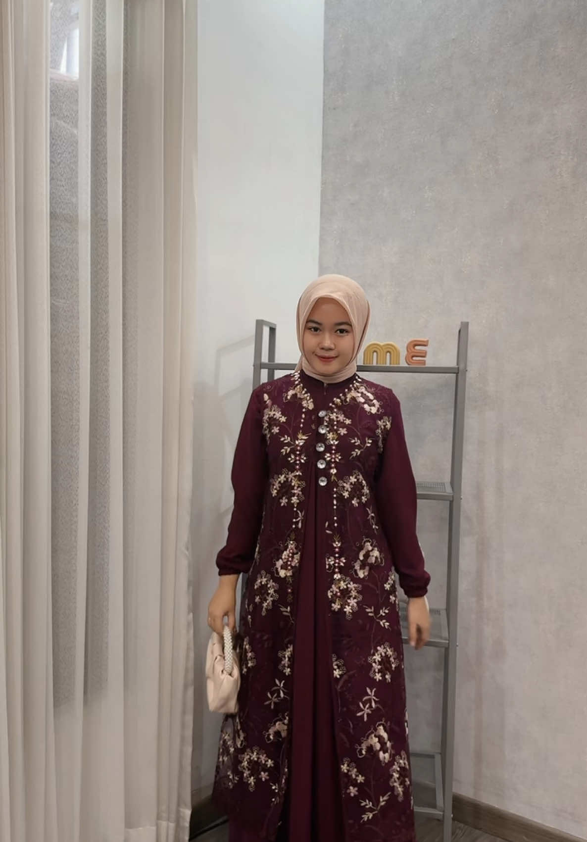 gak nyangka bisa seanggun ini pakai dress dari syifa dress variasi burgundy 😍😍#wibgajian #outfitkondanganremaja #outfitkondangan #fyp #fypシ゚viral #ootdhijab #gamispesta #kondangancheck #dressseragamankeluarga #สโลว์สมูท #dresspestamewah #ootdkondanganremaja #dresslebaran #gamislebaran 