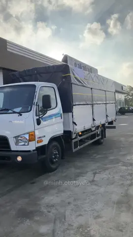 Hyundai Mighty W750L là một dòng xe tải nổi bật của Hyundai, được thiết kế để đáp ứng nhu cầu vận chuyển hàng hóa đa dạng. Với tải trọng lên đến 3,5 tấn, xe sở hữu động cơ mạnh mẽ, tiết kiệm nhiên liệu và đạt tiêu chuẩn khí thải  Euro 5. Cabin rộng rãi, thoải mái, tích hợp các tiện nghi hiện đại như điều hòa, hệ thống giải trí và ghế ngồi êm ái. Đặc biệt, Hyundai Mighty W750L được đánh giá cao về độ bền bỉ, an toàn và khả năng vận hành linh hoạt trên mọi địa hình. Đây là lựa chọn lý tưởng cho các doanh nghiệp cần một phương tiện vận tải đáng tin cậy. #W750L #hyundai75s #xetai 
