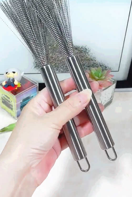 #刷锅刷 #刷锅用品 #Brush pot brush #Cooking supplies # Brush pot artifact #洗锅刷 #Wash the pot  This stainless steel pot washing brush is really easy to use, it doesn't damage the pot, doesn't stick to oil, doesn't harm hands, and won't get dirty. It has a long handle that can be hung up, making it very convenient to brush #居家好物 #tiktok 