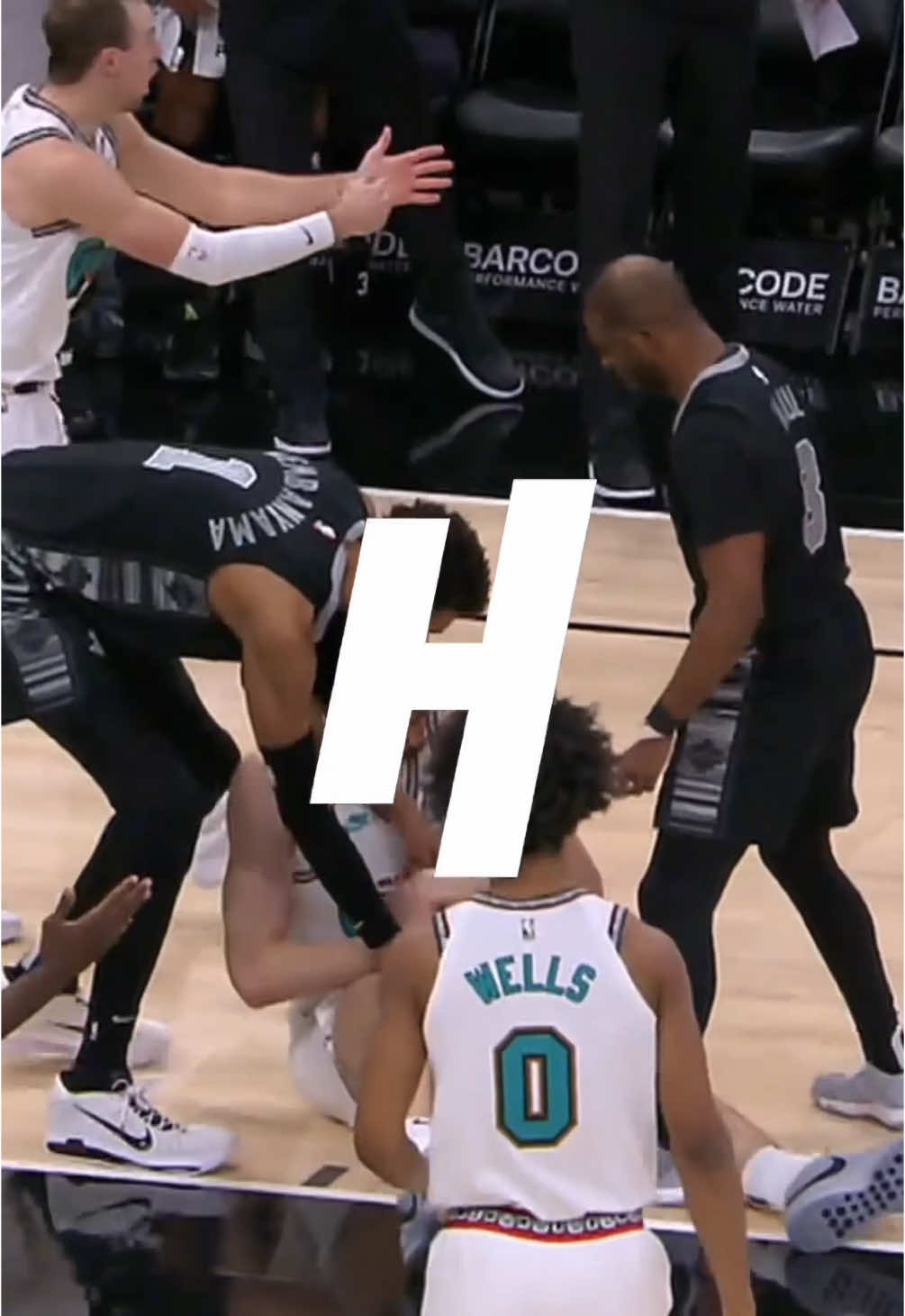 Giving that man flashbacks. 😭 @Chris #NBA #bball #basketball #hoops #spurs #chrispaul 