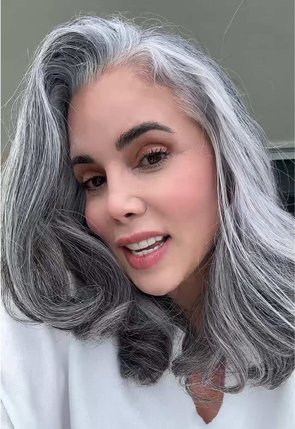 La belleza comienza con la decisión de ser uno mismo. 👩🏻‍🦳💅🏻. #bellezanatural #alnatural #bellezalatina #canas #peloblanco #whitehair #greyhair #silverhair #saltandpepperhair #silversisters #greyhairdontcare #mujeresvalientes #mujerespoderosas #mujeresqueinspiran #haircare #foryou #paratii 