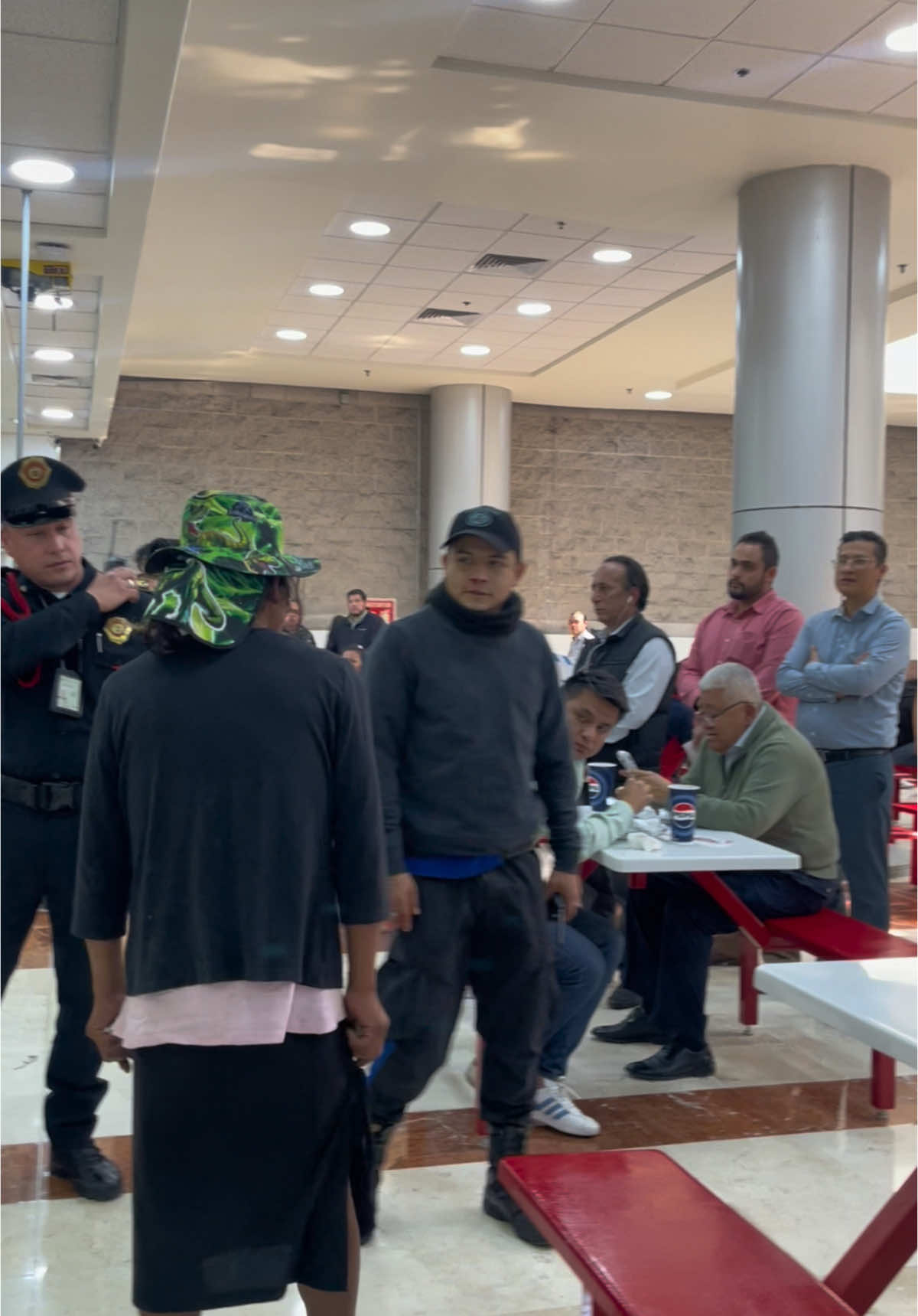 Mucha policía 👮🏻‍♂️ poca diversión 