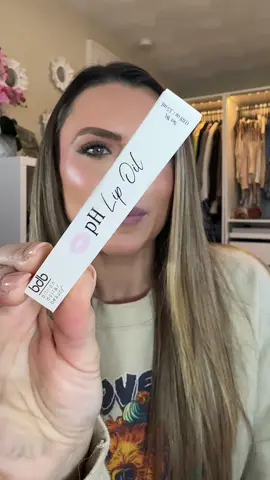 Trying a PH lip oil…. and… I’m impressed!! 💖✨ #tiktokshop #tiktokshopfinds #lipoil #phlipoil 