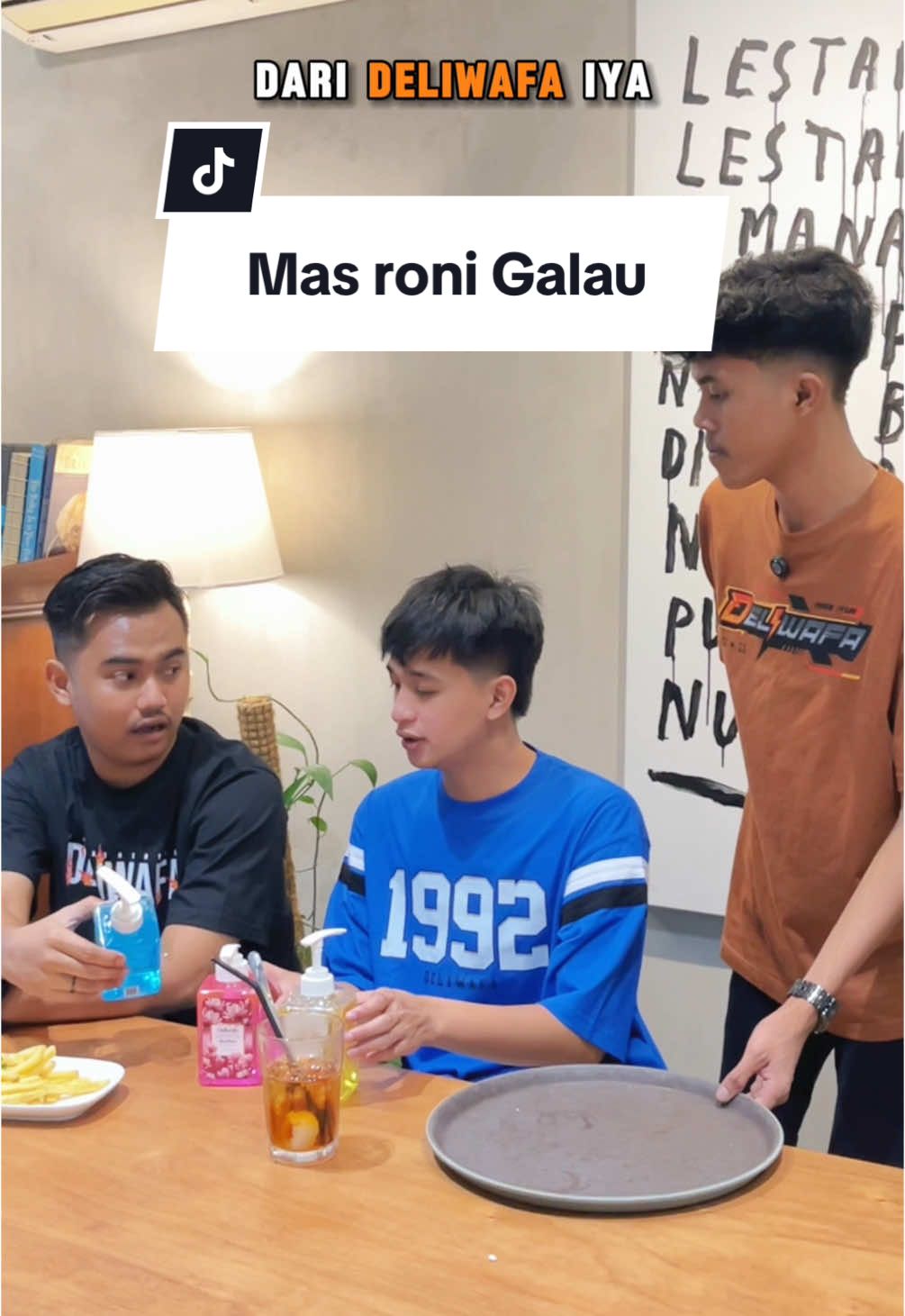 Mas roni galau sampe mager mandi 😭🤣 #deliwafastore #deliwafaclothing #onestopshopping #surgabelanja #kaosdeliwafa #sabundeliwafa 