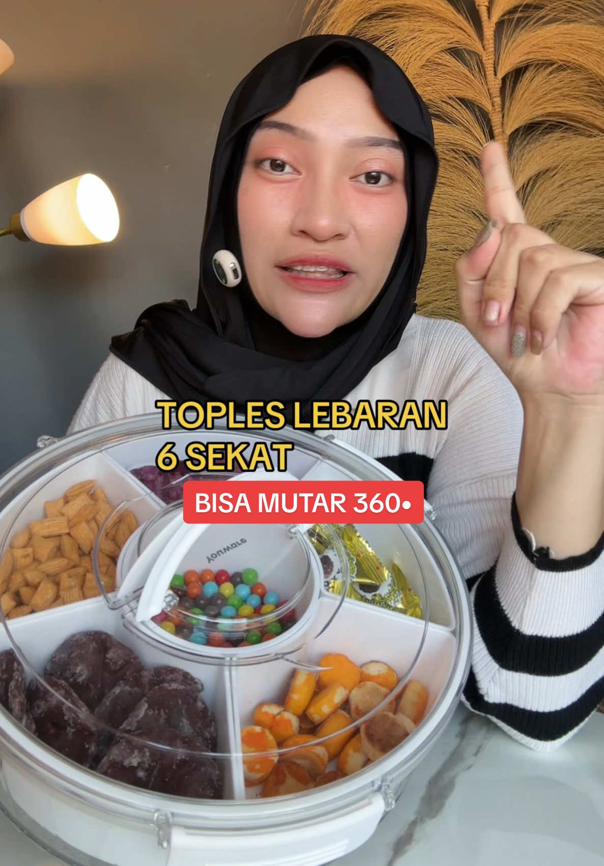 “✨ Mom, persiapan Ramadan dan Lebaran jadi makin elegan! ✨ Toples kue 6 sekat ini bukan cuma estetik, tapi juga super praktis! Bisa berputar 360 derajat, jadi tinggal putar aja untuk ambil kue favorit. 6 sekat besar muat banyak, dari nastar, kastengel, sampai cokelat kesukaan si kecil. HARGA LAGI PROMO! gercepin mam! #toples #topleslebaran #topleslebaran2025 #toplesaesthetic #toplesestetik #toplessultan #toplesmewah #toplessnack #toplesmurah #topleskuekering 