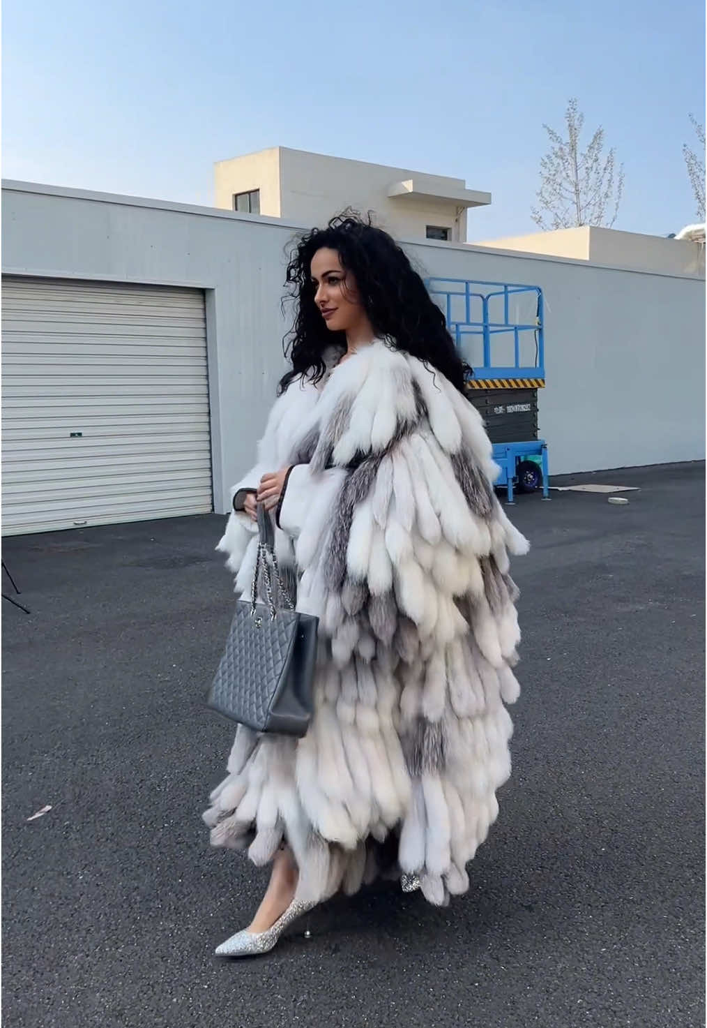 So cool #Janefur#furcoat#furfactory #fashionable#double#leatherjacket#men#foxfurry#vintagefurs#furwoman#furjacket#winterfur#wintercoat#luxuryfur#furfashion#furlove#realfur#xxlfur#bigfur#fluffyfur#highquality#CHIC#sheepskincoat#AW24#Furlove#furfashionguide#furloversunite#furstyle 🌍🌍For more information,please click: https://www.janefur.com or http://www.jfur.en.alibaba.com   You can contact us through any of the folllowing platforms to ask questions about any of our products. We will help you as soon as possible！  ✨✨WhatsApp:008615068322633，to get wholesale price 📲📲 DM or WhatsApp/wechat：+86 15888306568 📩📩Email: Jane@janefur.com Welcome to make orders！