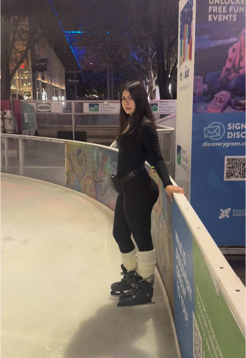 i lock in so quick😭 thankyou @Gia🤍 for the off guard vid🥰 #fyp #fashion #winter #IceSkating #posing #photography #model #winterfashion 