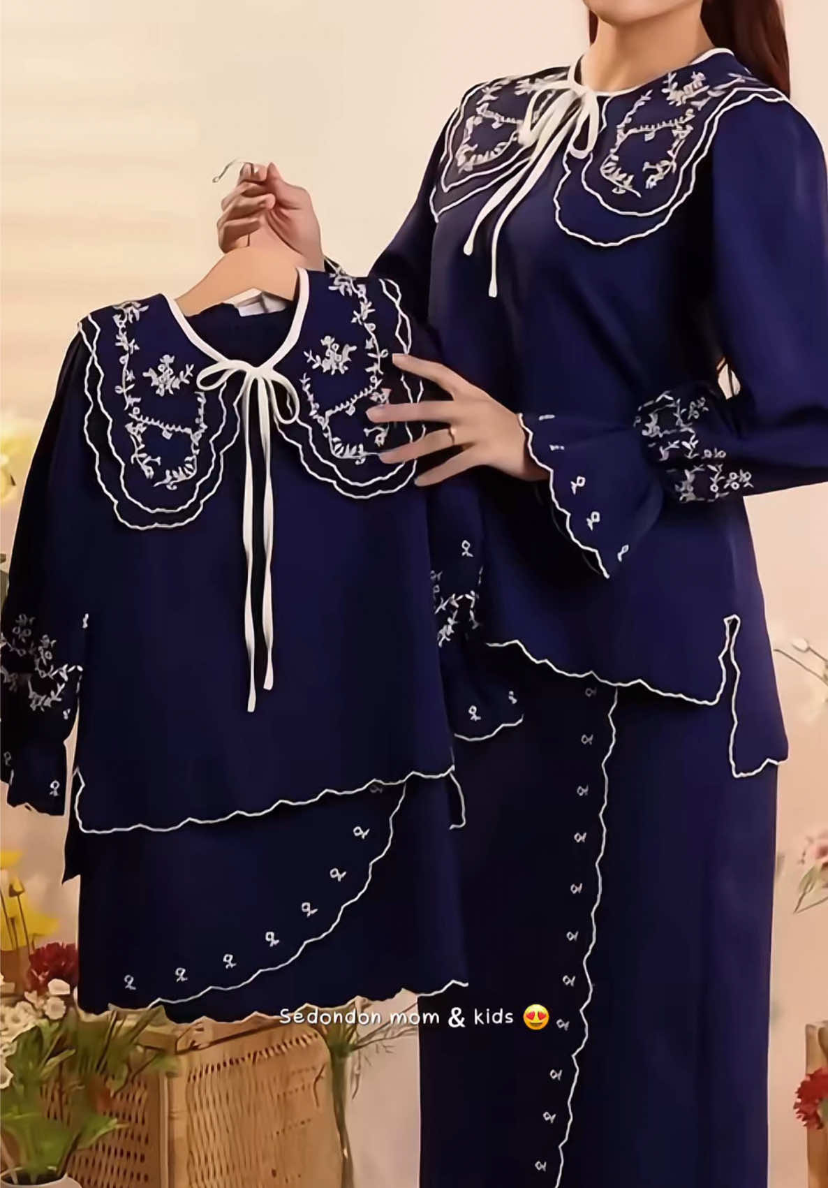 Beg kuning sini @𝑫𝒐𝒍𝒄𝒆 𝑱𝒂𝒋𝒂 ✿  Cantik sedondon raya ibu dan anak pakai kurung moden Rosemarie ni 😍 cutting n design yg comel sangat! Korang tema raya warna apa tu? #bajukurung #sedondonraya #sedondonibudananak #minikurung #kurungsedondon #richbrown #burgundy 