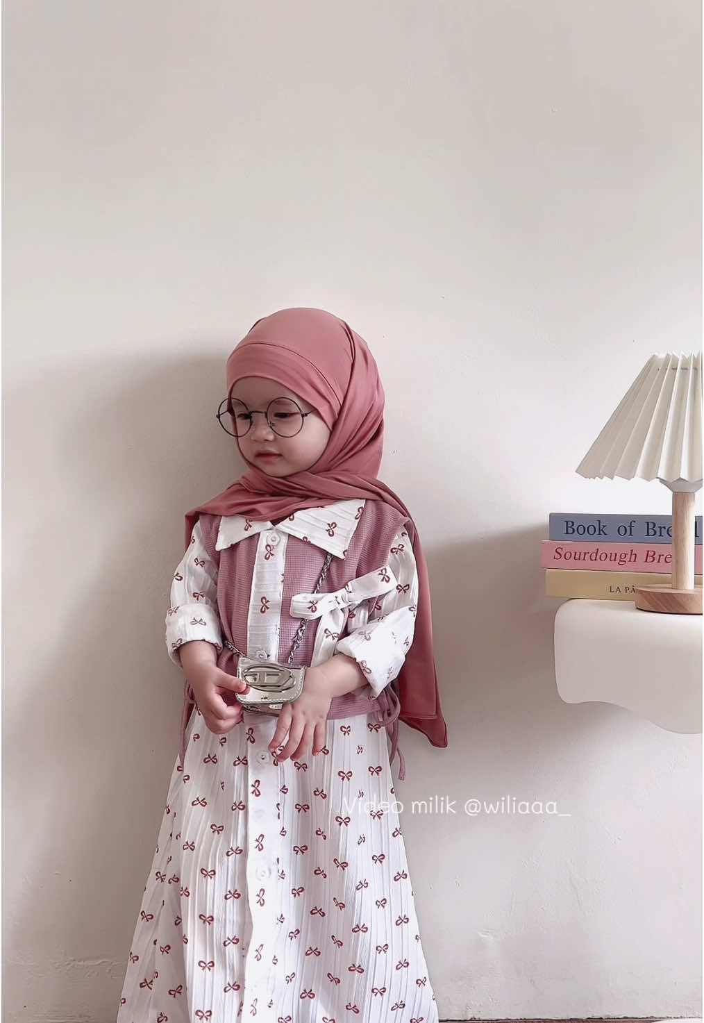 Masyaallah gamis nya cakep banget 🥰 yuk samaan 🫶🏻 #ootdanakperempuan #inspirasioutfit 