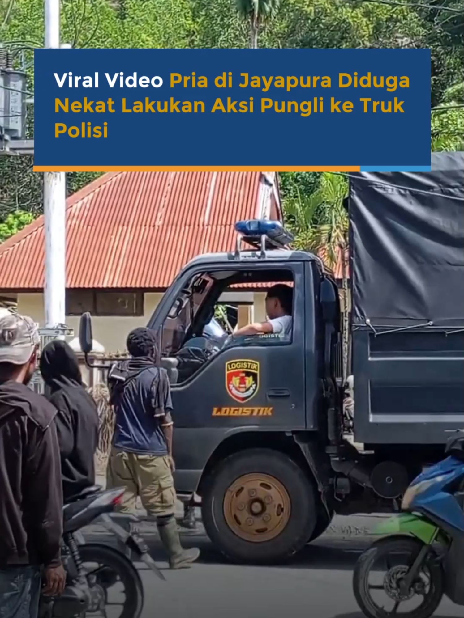 Sebuah video viral merekam aksi seorang pria menghadang truk logistik milik kepolisian di Doyo, Sentani, Jayapura. Video ini pertama kali diunggah oleh akun Facebook Vistha dan menarik perhatian netizen, Selasa (7/1/2025). Dalam video tersebut, pria berkaus hitam terlihat berdiri di tengah jalan sambil menghentikan sebuah truk besar yang melintas. Dari percakapan dalam video, pria itu diduga berusaha melakukan pungutan liar (pungli) terhadap truk tersebut. Namun pria tersebut seperti tidak menyadari bahwa truk yang dihentikannya merupakan kendaraan logistik milik kepolisian.  Sontak saja, pria tersebut langsung diangkut oleh pria berhelem yang diduga merupakan anggota polisi. #viral #viralvideo #viraltiktok #viralnews #fyp #fypage #fypシ゚ #fypp #fypageシ #tiktok #tiktokviral #tiktoknews #trend #trending #trendingvideo #trendingtiktok #trendingnow #news #newsupdate #pungli #papua #papuatiktok #papuapride #jayapura #jayapuratiktok #jayapurahits #jayapurapapua #polisi #polisiindonesia #polisiindonesia🇮🇩 #polisivirall #polisiviral #polisitiktok #polisimiliter #militer #truk #salah #trukpolisi #sasaran #trukmaniaindonesia #truklovers