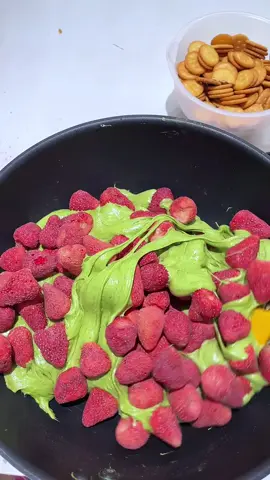 Matcha strawberry snowflake cake!! Rich tea flavored tart with sour and sweet flavors Strawberries ●Freeze-dried! It’s really a perfect match! It’s huge and delicious. #keonougat #keotet #snowflakes #snowflakecrisps #nougat #dessert #fyp #tiktokfood #keohanhphuc #fypシ #purelyhandmade #snowflakecrisp #yummy #matcha #purely #sweet 