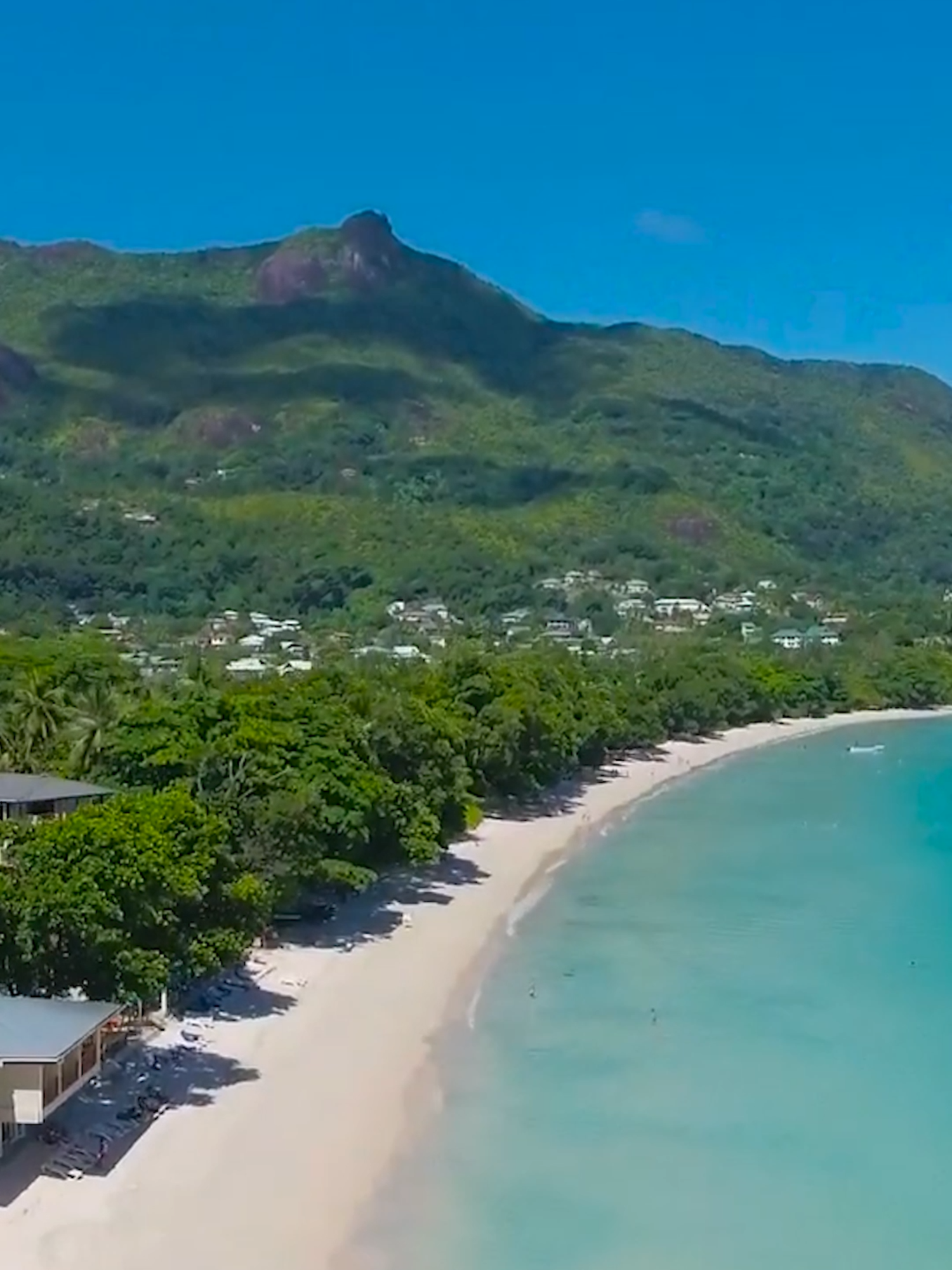 🌴 Traumstrand-Vibes pur! Willkommen am Beau Vallon auf den Seychellen 🏝️ Kristallklares Wasser, puderweißer Sand und spektakuläre Sonnenuntergänge – ein Paradies für Abenteurer und Genießer. ✨ #seychelles #seychellestiktok🇸🇨 #seychellesisland #tropical #seyvillas #paradise #crystalclearwater #islandhopping #sun #beauvallon