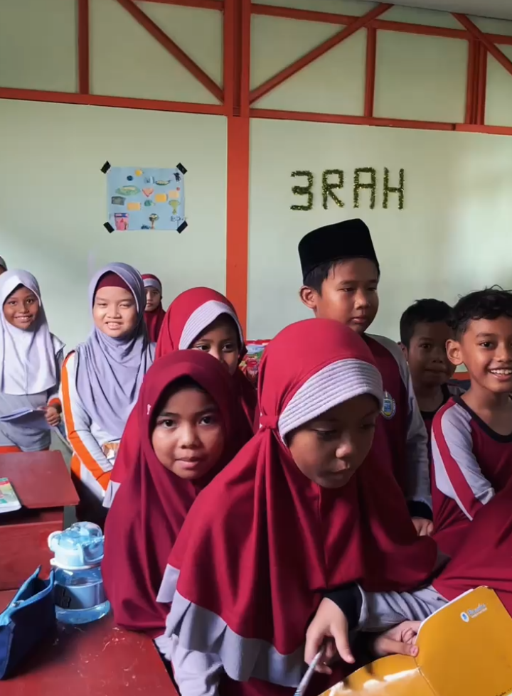 paling happy kalau sudah belajar di luar kelas🥳🥳 #belajarbareng #school #schoolday #studentlife 