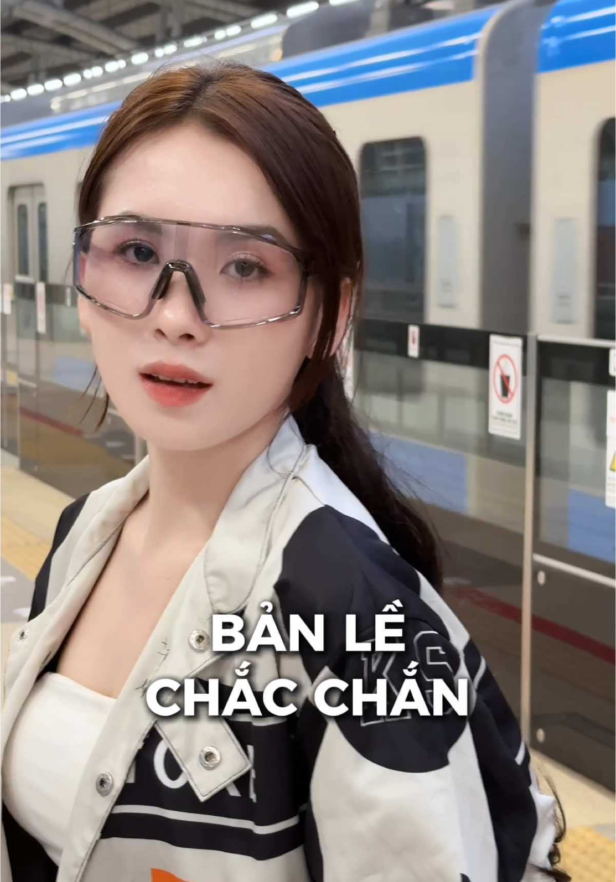 Bảo bối cần chuẩn bị khi chạy xe về quê ăn Tết #KinhDoiMau #KinhChongBui #fashion #xh #xuhuong #MatKinhTrendy #kinhchongbuitrendy #kinhchongbuidoimautrendy #TikTokTet 