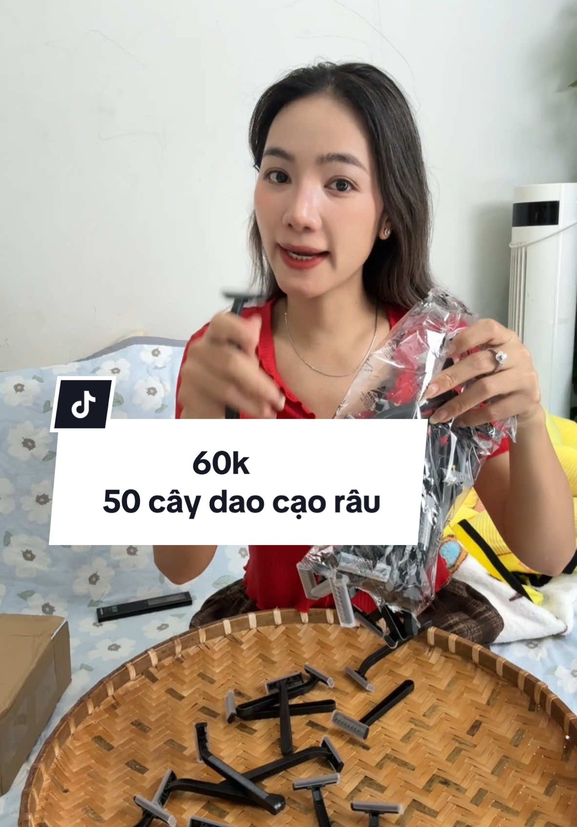 50 cây dao cạo râu 60k mỗi cây hơn 1 ngàn đồng quá rẻ#daocaorau #daocaorautienloi #tiktokshoptet #samtetbaovui #xuhuong #PhuongHoLy 