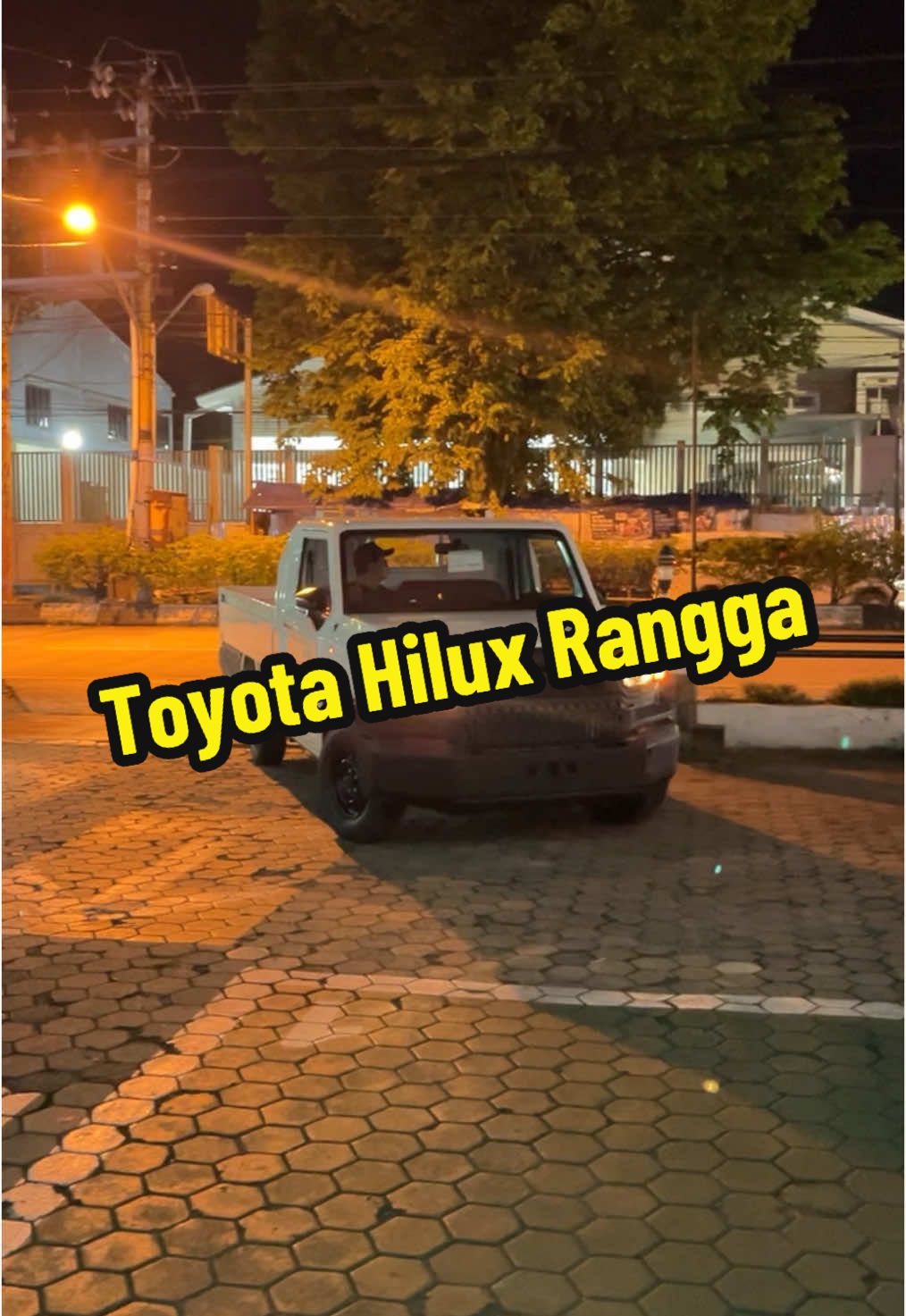 Toyota Hilux Rangga. Jalanin usaha dengan tampil keren. #toyota #toyotapurwokerto 