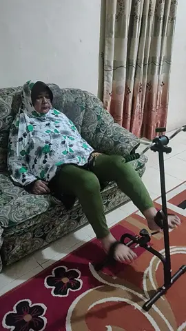 mama lagi olahraga dengan sepeda terapi ini #sepedaterapi #terapi #orangtua #sepedastatis