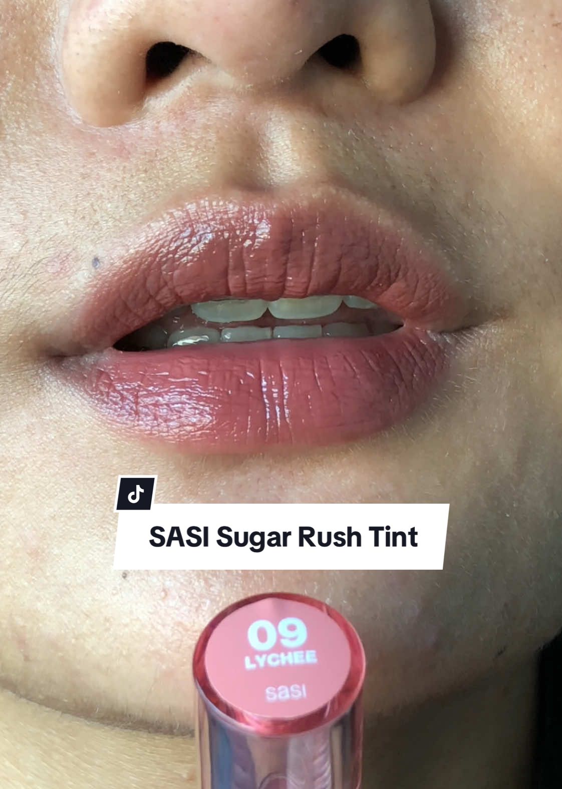 ✨SASI Sugar Rush Tint Vol.2 สี 09 Lychee โทนชมพูกะปิงับ เป็นอีกสีที่เค้าชอบมาก ตำซ้ำหลายแท่งแล้วงับสีนี้ จ๋วยมากกก💋 #SASI #sasisugarrushliptint #ลิปศศิ 