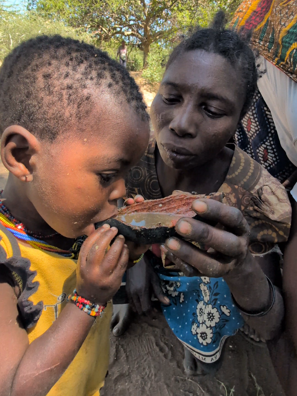 Mother feeding her baby😋😲 Very Amazing Family hadza Hunt's enjoying food #hadzabetribe #Culture #Africa 