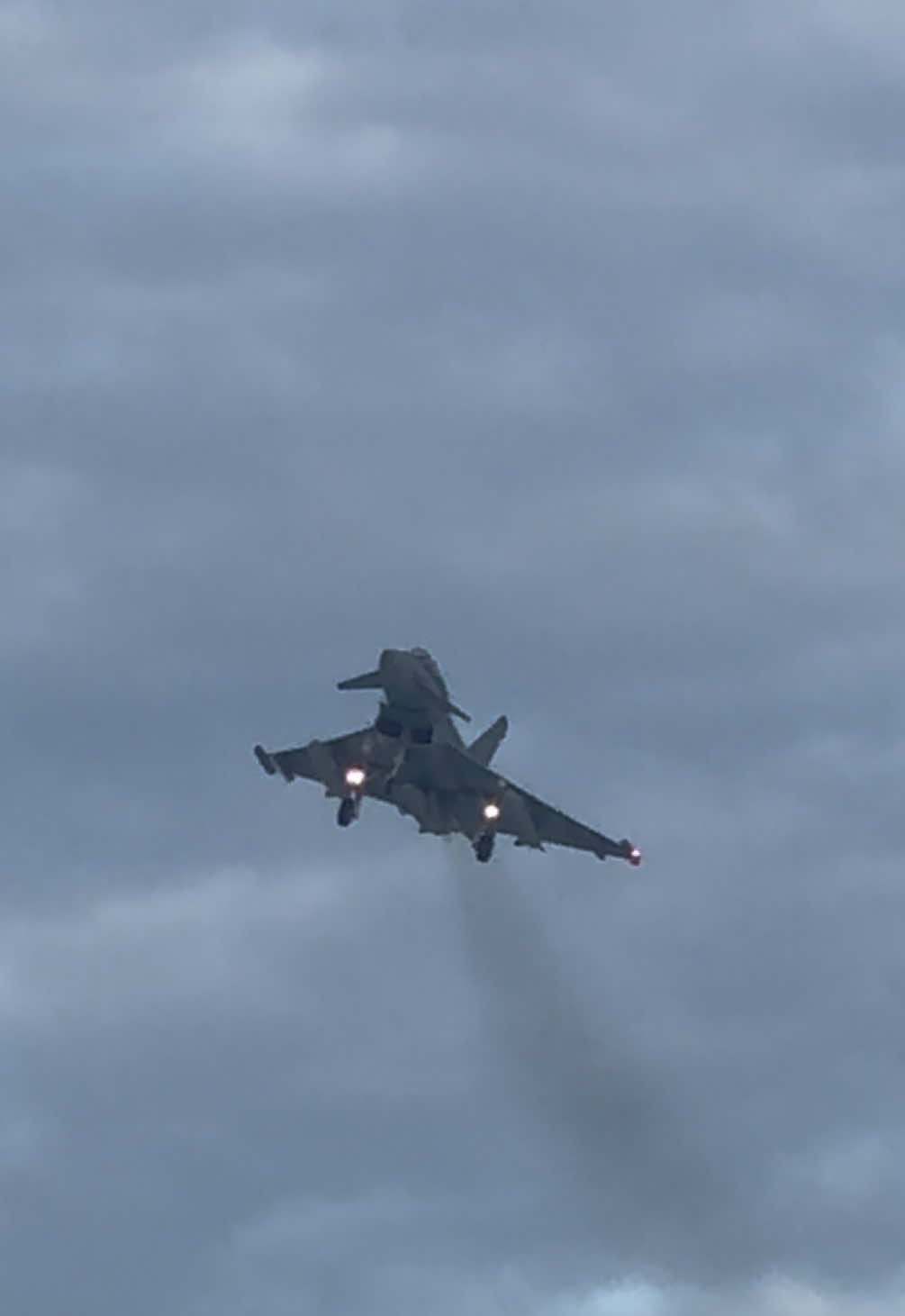 #fliegerhorstnörvenich #taktlwg31 #germanluftwaffe #kampfjet #jet #eurofightertyphoon #eurofighter #bundeswehr #airforce #aviationlovers #jetspotting #deutscheluftwaffe🇩🇪 #planes #aviation #airplane #aviationdaily #foryoupage❤️❤️ 