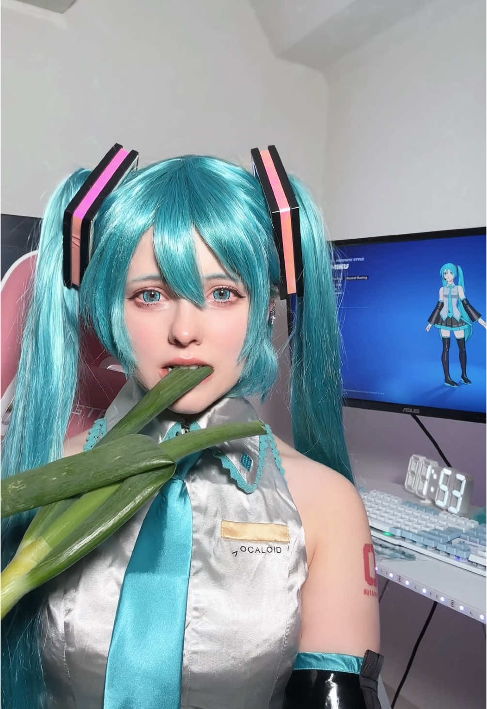 i wanna share this leek with you  #hatsunemiku #cosplay #fortnite 