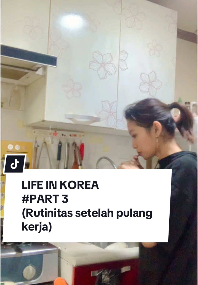 Ngerti ra bolo?  Tak kirain pulang kerja ya langsung bisa rebahan. Ternyata masih ngerjain tugas rumahan juga. Ini rutinitas mbak PMI Korea kalau balik kerja. #lifeinkorea #pmikorea🇮🇩🇰🇷 #pmiindonesia 