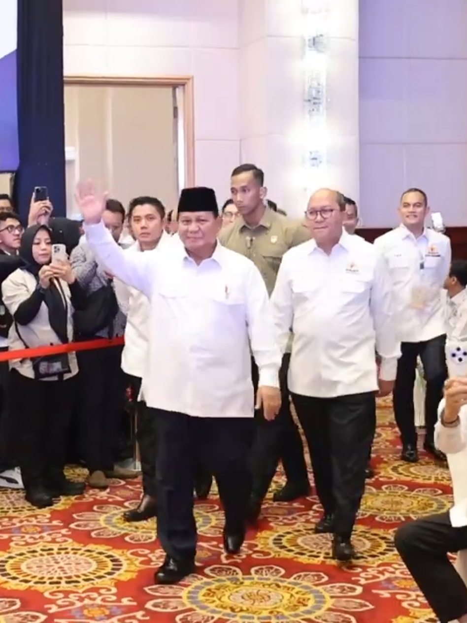 Detik-detik Presiden Prabowo hadir di acara Musyawarah Nasional Konsolidasi Persatuan Kadin Indonesia bertajuk “Menuju Indonesia Emas 2045 Bersama Kadin” yang diselenggarakan di The Ritz Carlton, Jakarta, Kamis (16/1) sore. #fyppppppppppppppppppppppp #masukberanda #foryou #fyp #prabowo #prabowosubianto #prabowopresiden2024 #prabowogemoy 