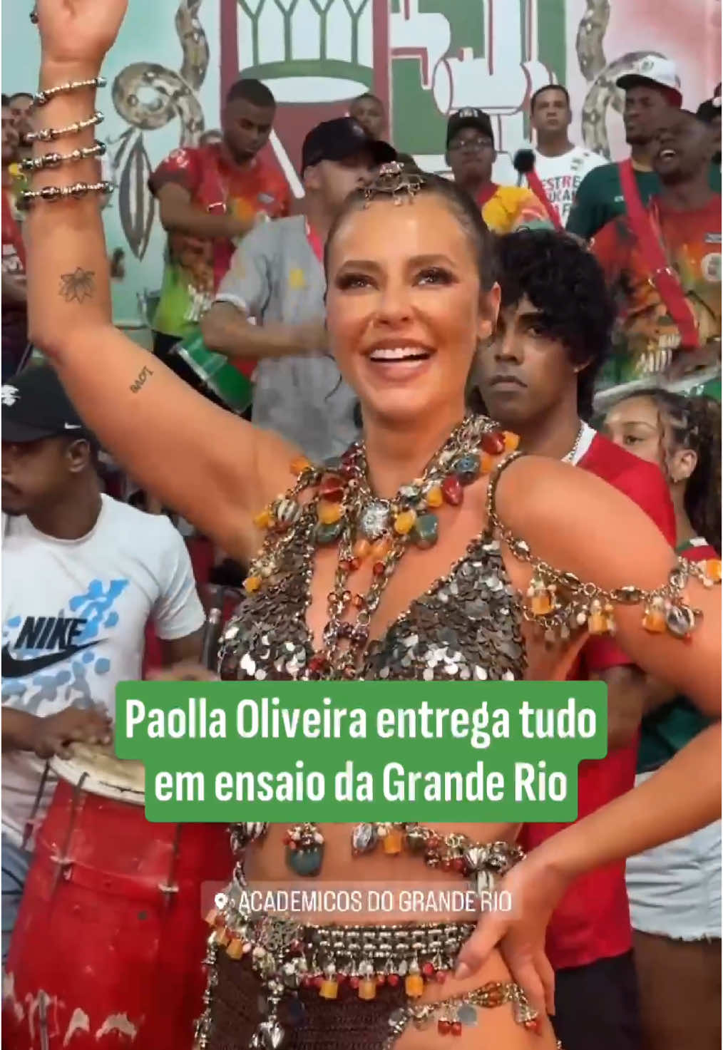 ELA ARRASA MUITO! @Paolla Oliveira, rainha da bateria da Grande Rio, entregou carisma, samba no pé e ritmo no último ensaio da escola, que aconteceu a última terça (14). O look da gata foi em homenagem a Jarina, cabocla da Grande Rio, conhecida por sua sabedoria e conexão com a natureza. Diziam que seu Maracá possuía poderes milagrosos, capazes de curar enfermidades, afastar espíritos ruis e trazer paz aos que o escutassem de coração aberto. UAU! Poderosa e gatérrima! A cobertura Carnaval no UOL tem patrocínio de @pagbank @cervejapetra @oboticario @maturattabrasil @trident_brasil @cacaushow @vanish_brasil @beefeaterbrasil @schweppesbr #UOLnoCarnaval2025 #Carnaval2025 #Carnaval