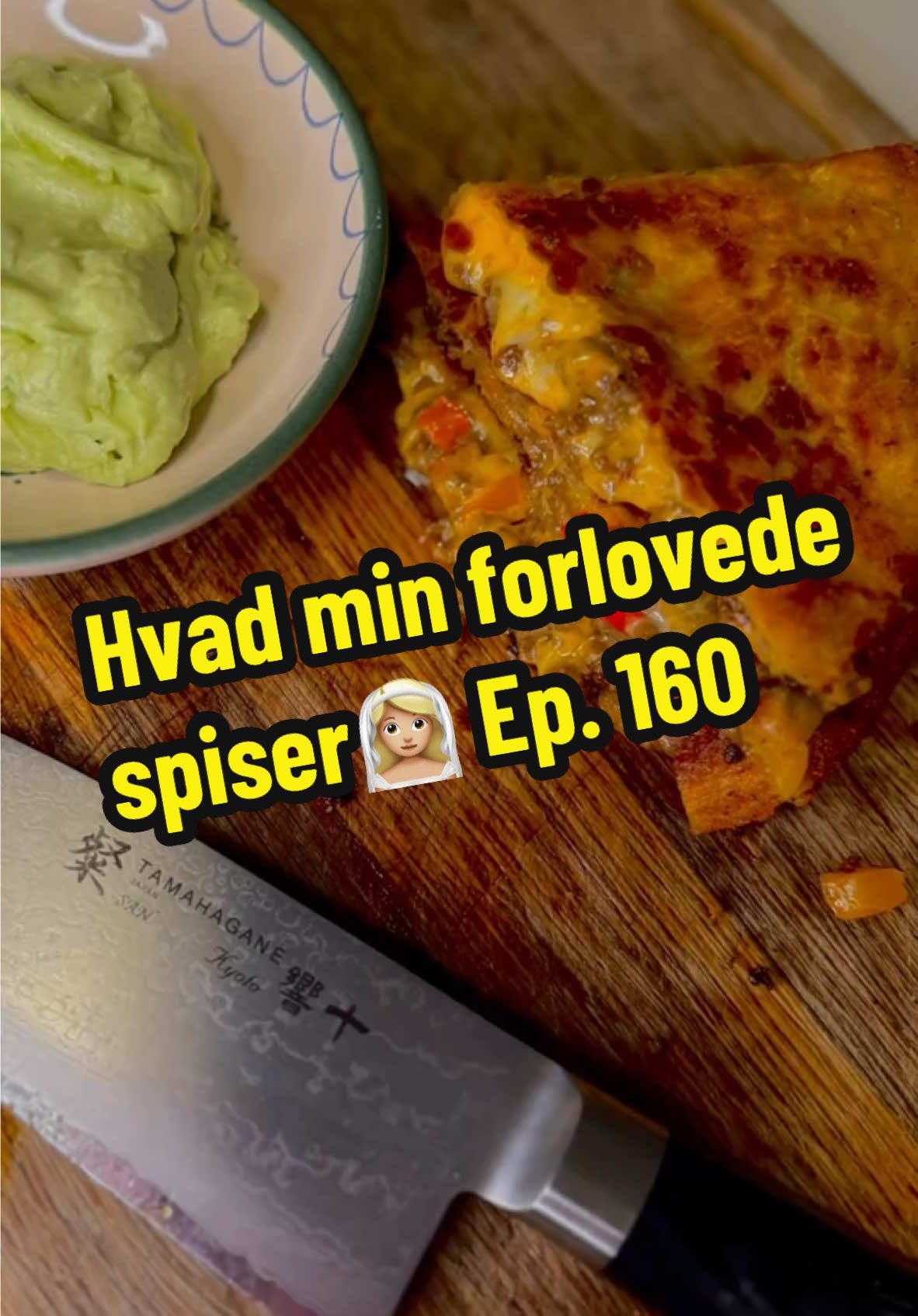 Hvad min forlovede spiser👰🏼‍♀️ | Episode 160 |  Opskrift👇🏻 Quesadilla med avocadocreme🤤🔥 En ægte fredags snasker venner! 😁 Opskrift 4 personer  Tid: 35 min  Sværhed: nem  500 g hakket oksekød  200 g rød cheddar  200 g hvid cheddar  1 Jalapeno eller grøn chili 1 rød peberfrugt  1 gul peberfrugt  1 teske chiliflager  Olivenolie  1 spsk sød paprika  1 tsk løgpulver  1 tsk hvidløgspulver  Salt og peber  4 tortilla pandekager Avocado creme:  1 fed hvidløg  2 avocado  85 g 18% cremefraiche  1 lime (saften)  Lidt salt  Lav din avocadocreme. I en blender tilsæt 1 fed hvidløg, 2 avocado, en knivspids salt, saften fra 1 hel lime og creme fraiche. Blend det sammen. Hæld cremen i en skål, og sæt på køl.  Hak peberfrugt og chili i fine stykker. Riv rød og hvid cheddar.  Svits oksekød i en pande på høj varme med olivenolie. Tilsæt løgpulver, hvidløgspulver, paprika, salt og peber. Bland godt rundt. Tilsæt peberfrugt og jalapenos. Svits i et par minutter og fjern fra panden.  Tilsæt lidt olivenolie til panden igen. Skrue ned på middelvarme. Læg en pandekage på panden. Drys godt med cheddar udover halvdelen af tortillaen. Der ligges et godt lag kød oven på. Drys godt med ost igen, også klappes hele hærligheden sammen, og trykkes lidt flad på begge sider mens den får lidt farve og bliver sprød. (Skrue lidt op for panden når den svitses)  Dyb i avocadocreme og nyd det venner! 😍😍 Velbekomme!  #mad #sundmad #aftensmad #aftensmadinspiration #inspiration #fyp #fypp #chefen #hund #kæledyr #pissegodmad #food #opskrifter #nam #quesadilla 