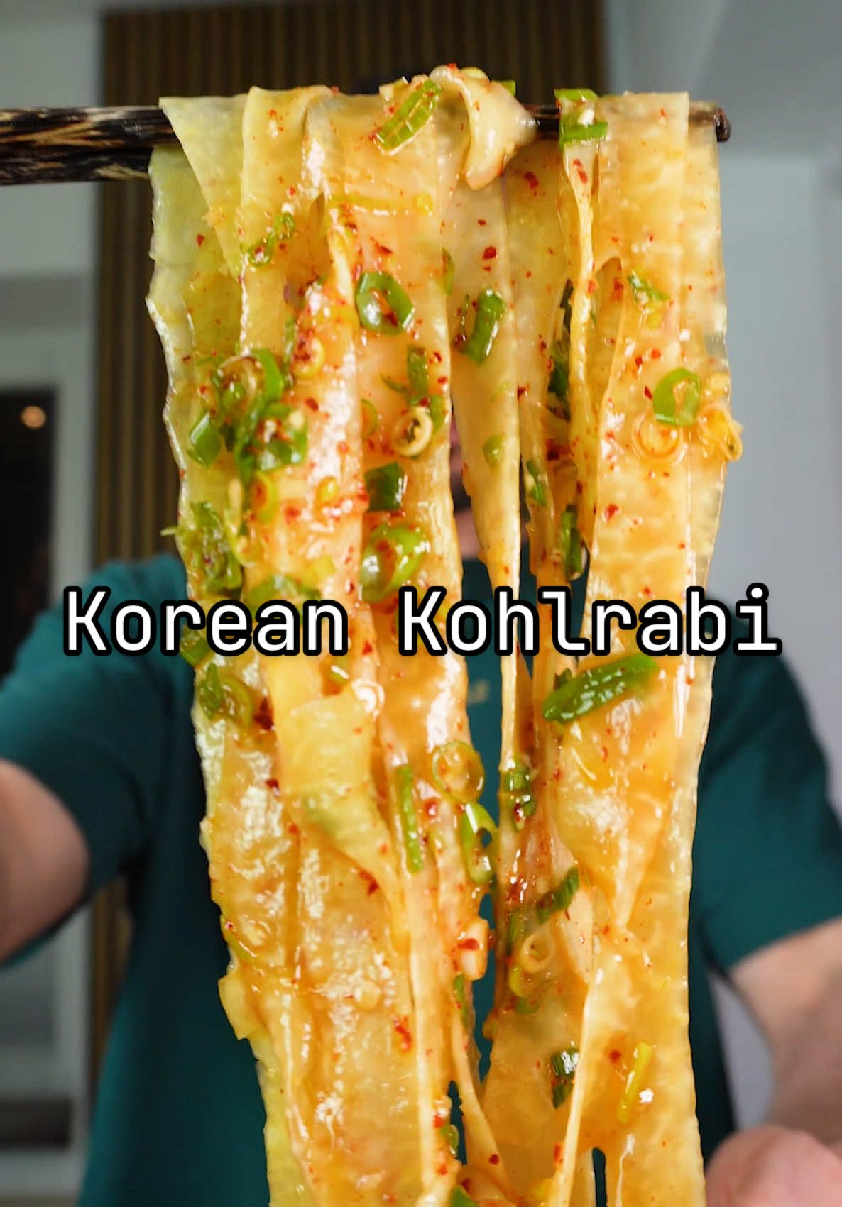 Niemand wusste es Korean Kohlrabi  Ist das ein Salat oder Pasta ? Zutaten: 2 mittelere Kohlraben 2 Knoblauchzehen  2 Frühlingszwiebeln  1 gehäuften Teelöffel Gochugaru (Koreanische Chiliflocken) 3 Esslöffel Soyasauce  1 gehäuften Esslöffel Brauner Zucker Gute Prise Salz 5 Esslöfel Heißes neutrales Öl Saft einer saftigen Limette  Wichtig: Die Kohlrabi-Scheiben sollten auf der Ober- und Unterseite glatt geschnitten werden, damit die Nudeln einen gleichmäßigen Rand haben. Beide Scheiben der Kohlrabi sollten zuerst auch rundherum glatt geschält werden. Mit dem Sparschäler ohne großen Druck, mit einer leichten Rechts-Links-Bewegung Nudeln aus dem äußeren Rand der Kohlrabi schälen. Während des Schälens die Kohlrabi mitdrehen. Für die Sauce: Gehackten Knoblauch, den hellen Teil der Frühlingszwiebeln, Chiliflocken, brauner Zucker, Salz und Sojasauce in die Schüssel geben und mit heißem Öl übergießen. Das ist kein traditionelles koreanfood sondern nur meine Asia Noodles Interpretation  #salad