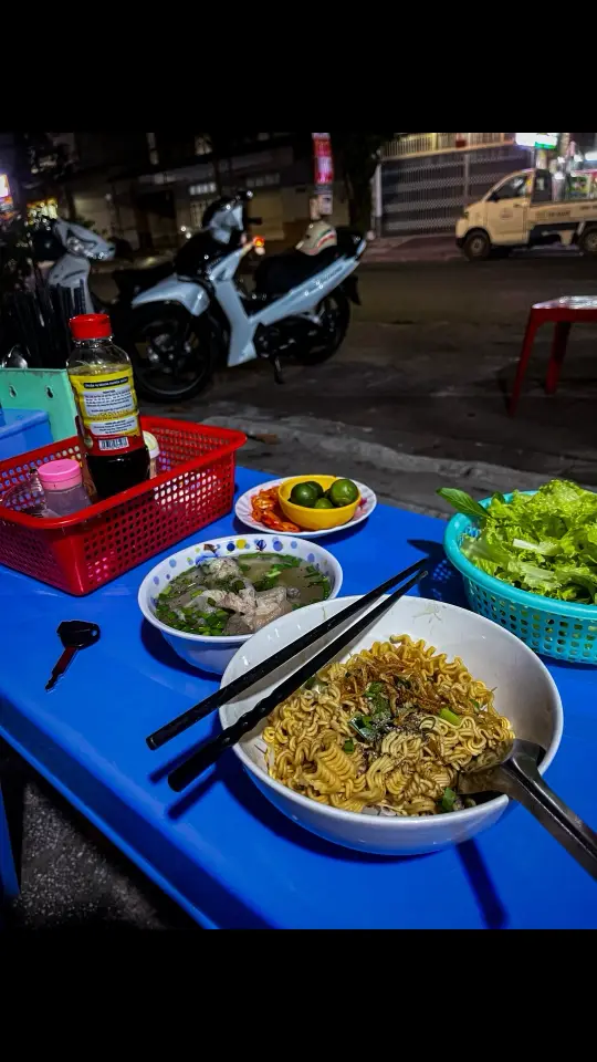Chỉ là tô hủ tiếu ven đường như với tôi lúc này là tất cả...chỉ những người từng trải mới hiểu ... thôi thì cố gắng vậy☺️ #viral #fyp #xh #tiktok #tamtrang 