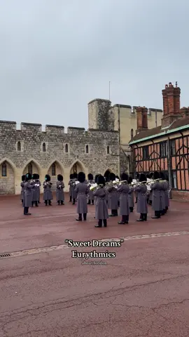 Band of the Irish Guards perform “Sweet Dreams” by Eurythmics at Changing of the Guard today in Windsor Castle #guard #kingsguard #sweetdreams #eurythmics #annielennox #windsor #windsorcastle #band #musician 