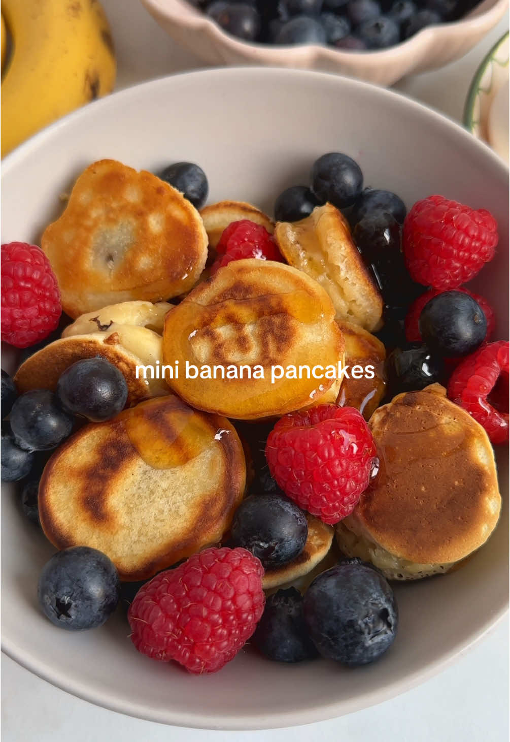 Mini Banana Pancakes - sweet banana slices dipped in pancake batter, cooked to golden perfection, and topped with fresh berries and a drizzle of maple syrup 🤍✨  Get the recipe on my blog (link in bio) 💌 Follow @izzyskitchen_ for more recipes 🤍 Who else is trying this for brunch? 😍  #bananapancakes #minibananapancakes #healthybreakfast #healthysnacks #bananarecipe #breakfastideas #breakfastinspo #gesundesfrühstück #frühstücksideen #bananenpancakes #bananenrezept