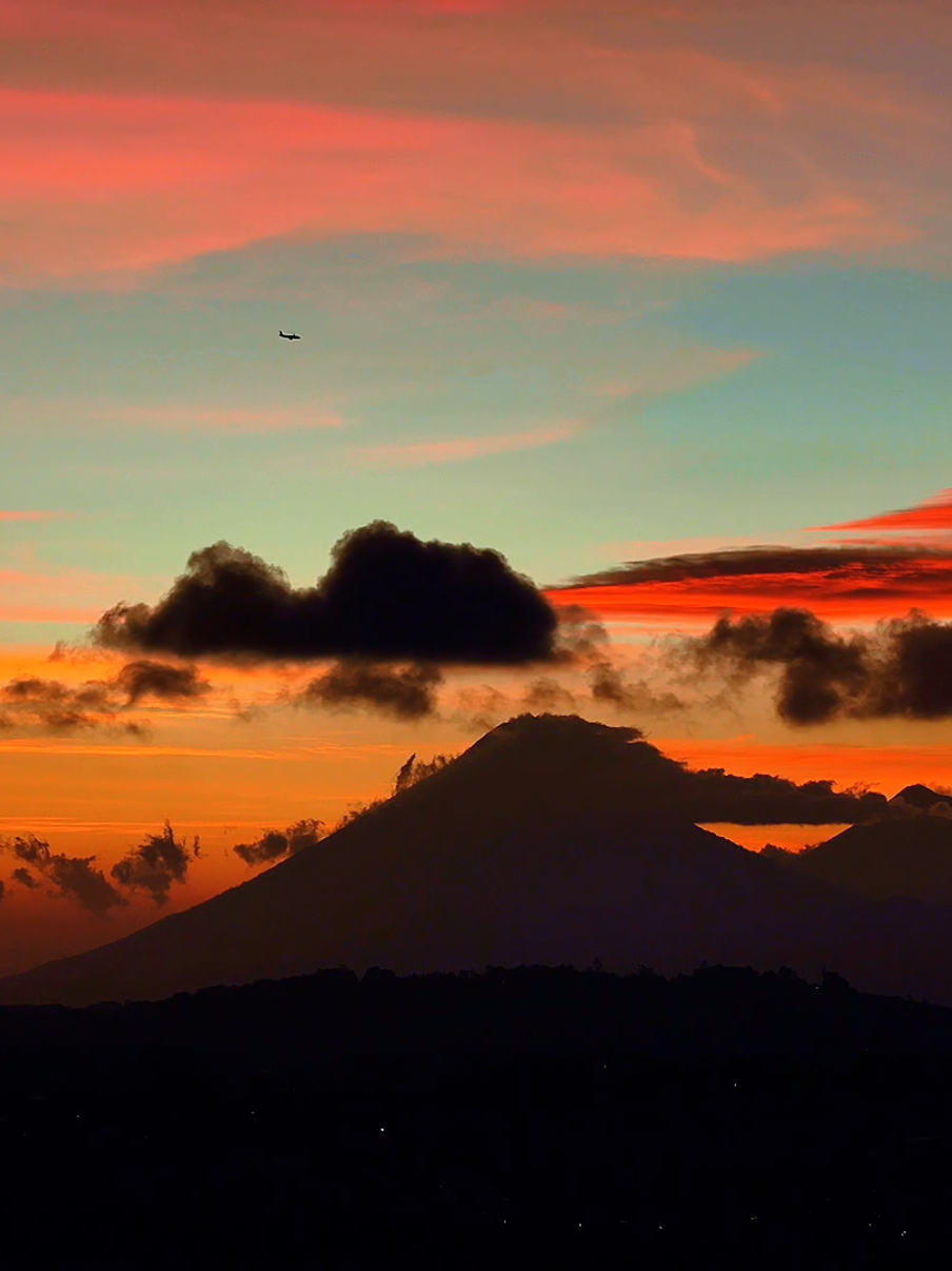 La belleza de los atardeceres! 🌋 🌋 ✈️ Guatemala 15/01/25 que vista la de los pasajeros de ese vuelo 🛩  #atardecer #atardeceres #guatemala #volcanes #montañas #naturaleza #scenery #sky #bellezanatural #artista #naturaleza #fyp #paisaje #parati #CapCut #djiair3 #nubes #grises #dji #drone #maravillasdelmundo #volcandefuego #bellezanatural #artista #tardeperfecta #fypp #colors #crepusculo #colorido #travel #avion 