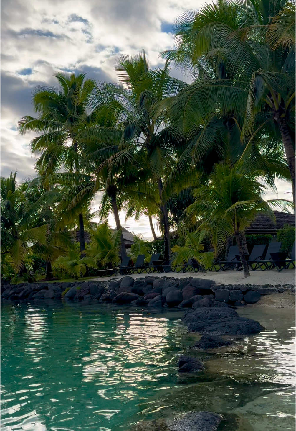 Dream place 🧜🏻‍♀️🐠🏝️🪸 #polynesian #tahiti #hotel #polynesie #intercontinental #tropical #moana #fish #paradise #lagoon #mermaid #goodvibes #Summer #beautifuldestinations #quiet #easthetic #fairycore #travel #voyage #frypgシ #fry 