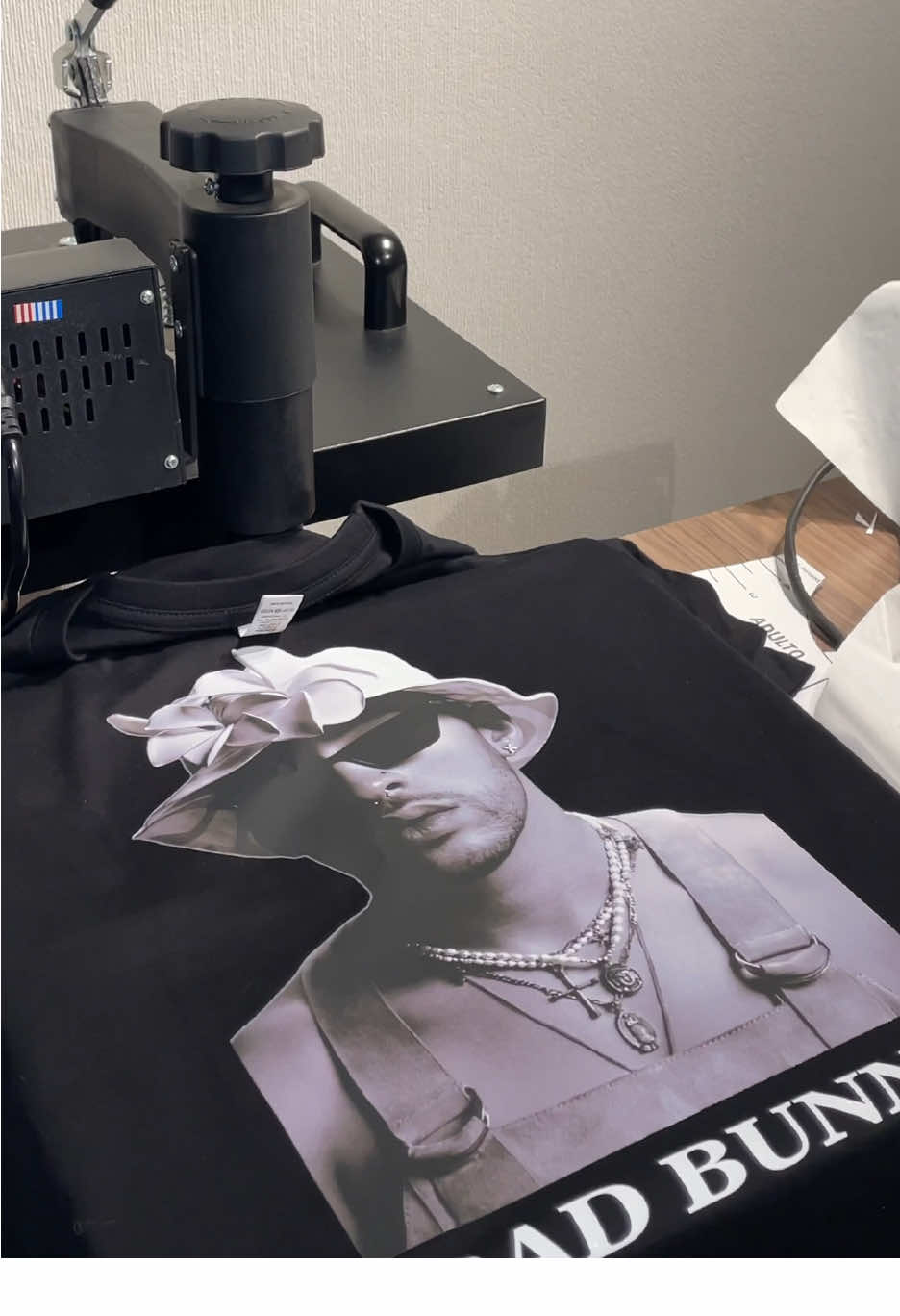 ¿A quién le regalarías esta polera? Solo un/a verdader@ fan se la merece 🐰💿♥️  #poleraspersonalizadas #regalospersonalizados #sublimacion #badbunny #dtmf #chile 