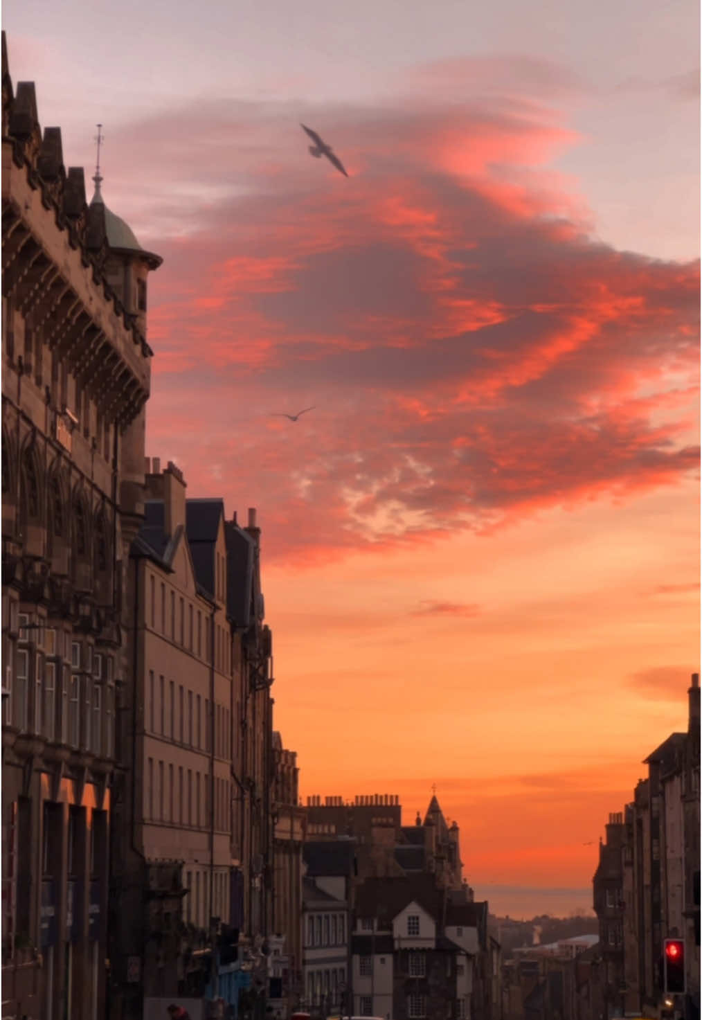 If you’re visiting Edinburgh in Scotland, make sure you get out and about early 🌅  Places to visit in Edinburgh Scotland  #Scotland #scotlandtravel #edinburgh #edinburghscotland #scottishtiktok #scottishaccent #scotlandforever 