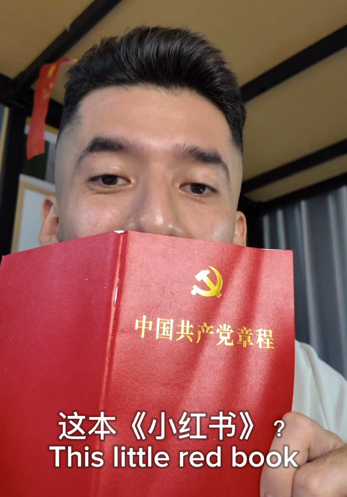 Many people are wondering what this 《little red book》 is about #xiaohongshu #tiktokban #fyp #fyppppppppppppppppppppppp #chinaa #viralvideos 