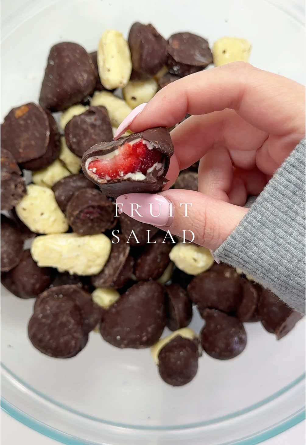 Was craving a fresh fruit salad with @Trü Frü 🍓 #trufrupartner  #fruitsalad #asmrsounds #satisfyingvideo #chocolate #foodies #asmrfood #chocolatelover #sweettooth 