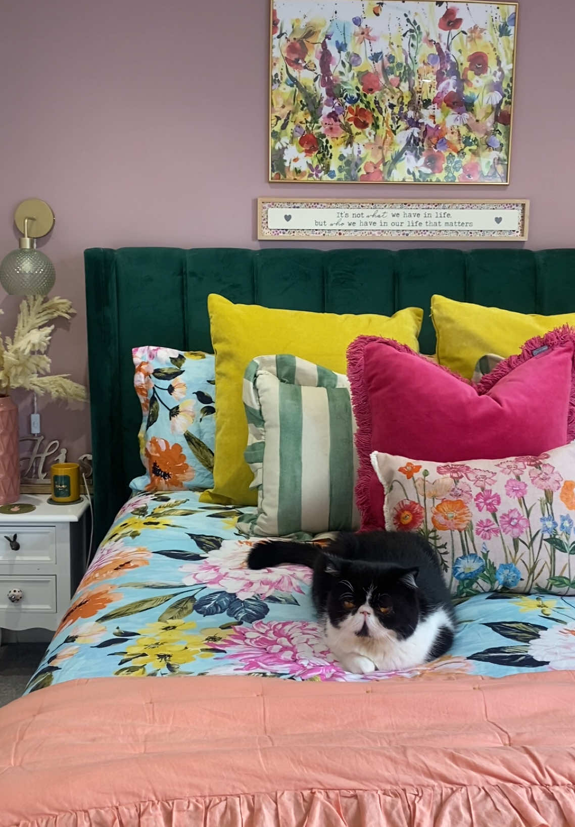 Happy Thursday all! 🥰🥰 Sharing some colourful cottage snippets with you. Thankyou for the love on our colourful cottage reno #interiordesign #cottagecoreaesthetic #hometour #reno #cottagecore #styling #colourfulhome #pretty #decor #cutecat 